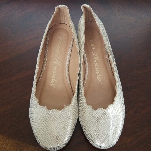 Athena Alexander Scallop Gold Ballet Flats - Picture 4 of 8
